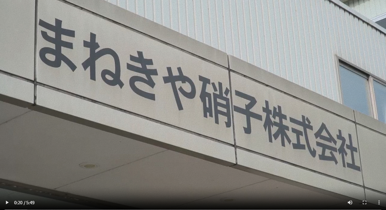 手を重ね合うスタッフ